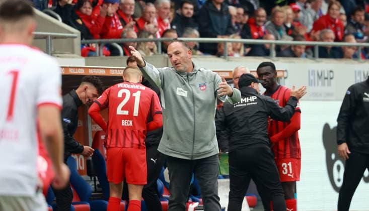 27.09.25 1. FC Heidenheim - FC Augsburg Deutschland, Heidenheim, 27.09.2025, Fussball, Bundesliga, 1. FC Heidenheim - Augsburg: Frank Schmidt (Trainer 1. FC Heidenheim).