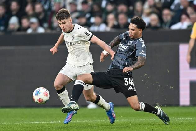 v. li. im Zweikampf Lukas Ullrich (Moenchengladbach 26) Nnamdi Collins (Frankfurt 34) 27.09.2025 Fussball Borussia Moenchengladbach vs Eintracht Frankfurt, Borussia-Park, Moenchengladbach, DFB DFL REGULATIONS PROHIBIT ANY USE OF PHOTOGRAPHS AS IMAGE SEQUENCES AND OR QUASI-VIDEO