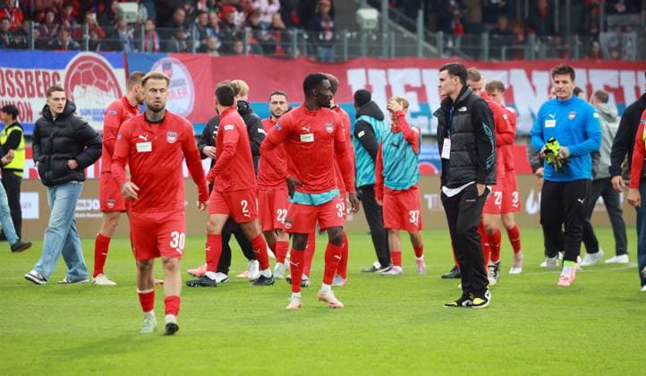 27.09.25 1. FC Heidenheim - FC Augsburg Deutschland, Heidenheim, 27.09.2025, Fussball, Bundesliga, 1. FC Heidenheim - Augsburg: 1. FC Heidenheim Spieler nach Spielende.