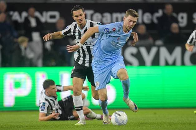 2025-09-27 Heracles Almelo v Sparta Rotterdam - Dutch Eredivisie ALMELO, NETHERLANDS - SEPTEMBER 27: Alec van Hoorenbeeck of Heracles Almelo, Tobias Lauritsen of Sparta Rotterdam during the Dutch Eredivisie match between Heracles Almelo and Sparta Rotterdam at Asito Stadium on September 27, 2025 in Almelo, Netherlands. Almelo Asito Stadium Netherlands Content not available for redistribution in The Netherlands directly or indirectly through any third parties. Copyright: xDennisxBresserx
