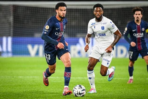 September 27, 2025, Paris, France, France: Warren ZAIRE-EMERY of PSG and Josue CASIMIR of Auxerre during the Ligue 1 match between Paris Saint-Germain (PSG) and AJ Auxerre at Parc des Princes Stadium on September 27, 2025 in Paris, France. Paris France - ZUMAm308 20250927_zsp_m308_018 Copyright: xMatthieuxMirvillex
