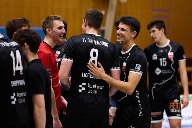 Freude bei Robin Leber (TV Rottenburg, 11), Niklas Lichtenauer (TV Rottenburg, 08) und Milan Kvrzic (TV Rottenburg, 07) nach dem 3:1 Erfolg in Kriftel GER, TuS Kriftel vs. TV Rottenburg,Volleyball, 2. Bundesliga Sued, 3. Spieltag, Spielzeit 2025 2026, 27.09.2025 GER, TuS Kriftel vs. TV Rottenburg,Volleyball, 2. Bundesliga Sued, 3. Spieltag, Spielzeit 2025 2026, 27.09.2025 Kriftel Copyright: xEibner-Pressefoto GeraldxOelze-dexStoppanyx EP_ODS