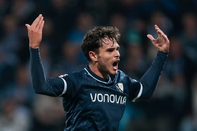 27.09.2025, 2. Bundesliga, 7. Spieltag, VfL Bochum 1848 - Fortuna Düsseldorf, Kjell Wätjen (VfL Bochum 1848) feuert die Fans an, Bochum Vonovia Ruhrstadion NRW Deutschland xRHR-FOTO DEx