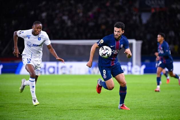 FOOTBALL : PSG vs Auxerre - Ligue1 - 27 09 2025 Goncalo Ramos ( 9 - PSG ) and Telli Siwe ( 13 - Auxerre ) during the Ligue 1 match between Paris Saint Germain and AJ Auxerre at Parc Des Princes on September 27 , 2025 in Paris, France. ( Photo by Federico Pestelini PsnewZ ) - ParisFrance  Copyright: xFedericoxPestelinix