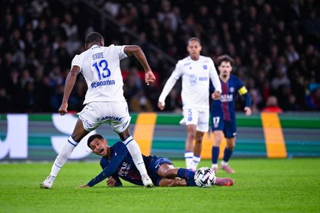 FOOTBALL : PSG vs Auxerre - Ligue1 - 27 09 2025 Senny Mayulu ( 24 - PSG ) and Telli Siwe ( 13 - Auxerre ) during the Ligue 1 match between Paris Saint Germain and AJ Auxerre at Parc Des Princes on September 27 , 2025 in Paris, France. ( Photo by Federico Pestelini PsnewZ ) - ParisFrance  Copyright: xFedericoxPestelinix