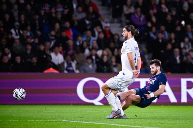 FOOTBALL : PSG vs Auxerre - Ligue1 - 27 09 2025 Khvicha Kvaratskhelia ( 7 - PSG ) and Francisco Sierralta ( 4 - Auxerre ) during the Ligue 1 match between Paris Saint Germain and AJ Auxerre at Parc Des Princes on September 27 , 2025 in Paris, France. ( Photo by Federico Pestelini PsnewZ ) - ParisFrance  Copyright: xFedericoxPestelinix