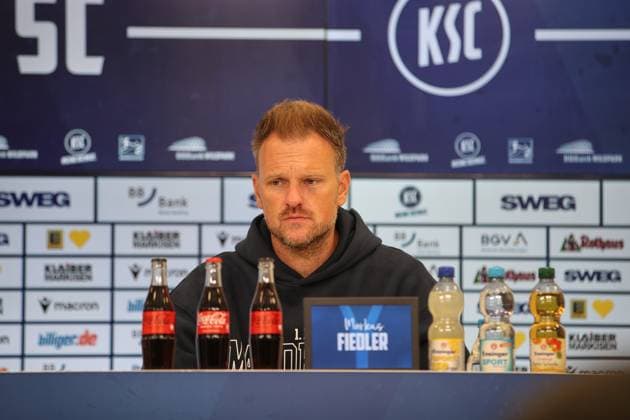 Marksu Fiedler (1. FC Magdeburg, Chef-Trainer) bei der PK nach dem Spiel, GER, Karlsruher SC vs. 1. FC Magdeburg, 2. Bundesliga, 7. Spieltag, 2025 2026, 27.09.2025, DFL REGULATIONS PROHIBIT ANY USE OF PHOTOGRAPHS AS IMAGE SEQUENCES AND OR QUASI-VIDEO, GER, Karlsruher SC vs. 1. FC Magdeburg, 2. Bundesliga, 7. Spieltag, 2025 2026, 27.09.2025 Karlsruhe