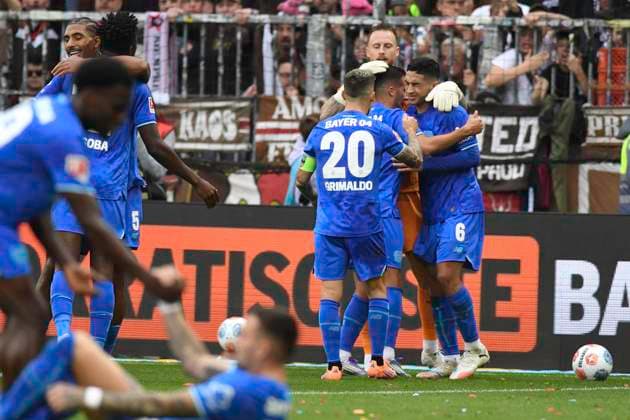 GER; 1 FBL, FC St. Pauli vs Bayer 04 Leverkusen 27.09.2025, Millerntorstadion, Hamburg, GER; 1. FBL, FC St. Pauli vs Bayer 04 Leverkusen im Bild Die Mannschaft von Leverkusen jubelt ueber den Sieg