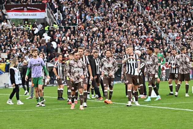 GER; 1 FBL, FC St. Pauli vs Bayer 04 Leverkusen 27.09.2025, Millerntorstadion, Hamburg, GER; 1. FBL, FC St. Pauli vs Bayer 04 Leverkusen im Bild Die Mannschaft von Pauli laesst nach der Niederlage die Koepfe haengen