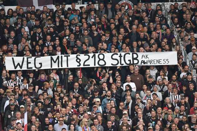 GER; 1 FBL, FC St. Pauli vs Bayer 04 Leverkusen 27.09.2025, Millerntorstadion, Hamburg, GER; 1. FBL, FC St. Pauli vs Bayer 04 Leverkusen im Bild Feature die Fans von Pauli zeigen Plakate