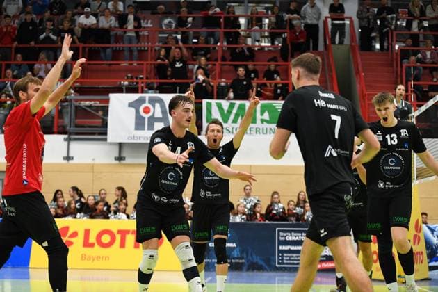 Georg Schäfer Halle, CERATONIA Volleys Eltmann vs. Baden Volleys SSC Karlsruhe II Germany ,Eltmann, Georg Schäfer Halle - 27 Sep 2025 - 2.Bundesliga, Volleyball - CERATONIA Volleys Eltmann vs. Baden Volleys SSC Karlsruhe II Image: Eltmann teammates surround Jason Lieb (VC Eltmann, 4) to celebrate a point. Eltmann Georg Schäfer Halle Bayern Germany Copyright: xPresseFotoxEvans xRyanxEvansx