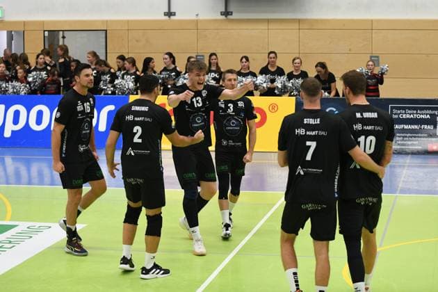 Georg Schäfer Halle, CERATONIA Volleys Eltmann vs. Baden Volleys SSC Karlsruhe II Germany ,Eltmann, Georg Schäfer Halle - 27 Sep 2025 - 2.Bundesliga, Volleyball - CERATONIA Volleys Eltmann vs. Baden Volleys SSC Karlsruhe II Image: Eltmann teammates surround Ben Urban (VC Eltmann, 13) to celebrate a point. Eltmann Georg Schäfer Halle Bayern Germany Copyright: xPresseFotoxEvans xRyanxEvansx