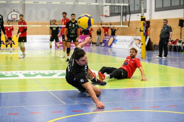 Georg Schäfer Halle, CERATONIA Volleys Eltmann vs. Baden Volleys SSC Karlsruhe II Germany ,Eltmann, Georg Schäfer Halle - 27 Sep 2025 - 2.Bundesliga, Volleyball - CERATONIA Volleys Eltmann vs. Baden Volleys SSC Karlsruhe II Image: Perica Stanic (VC Eltmann, 16) dives for the ball, but unable to keep it in play. Eltmann Georg Schäfer Halle Bayern Germany Copyright: xPresseFotoxEvans xRyanxEvansx
