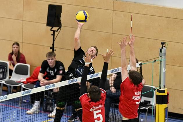 Georg Schäfer Halle, CERATONIA Volleys Eltmann vs. Baden Volleys SSC Karlsruhe II Germany ,Eltmann, Georg Schäfer Halle - 27 Sep 2025 - 2.Bundesliga, Volleyball - CERATONIA Volleys Eltmann vs. Baden Volleys SSC Karlsruhe II Image: Johannes Engel (VC Eltmann, 3) spiking the ball passed two SSC blockers. Eltmann Georg Schäfer Halle Bayern Germany Copyright: xPresseFotoxEvans xRyanxEvansx