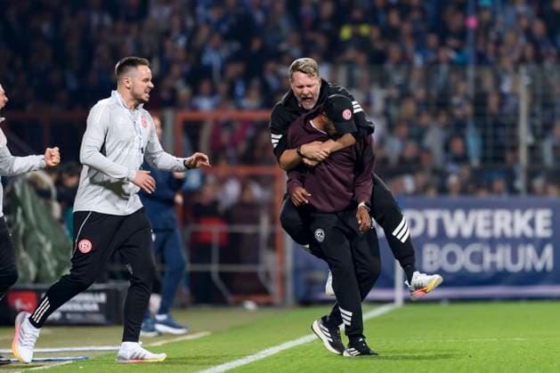 Trainer Daniel Thioune (Fortuna Duesseldorf) Schlussjubel, jubelt nach dem 0:1 Sieg waehrend des spiels der 2. Bundesliga zwischen VfL Bochum und Fortuna Duesseldorf, Vonovia Ruhrstadion am 27. September 2025 in Bochum, Deutschland. (Foto von Max Maiwald DeFodi Images) +++ Trainer Daniel Thioune (Fortuna Duesseldorf) celebrate after winning during the 2. Bundesliga match between VfL Bochum and Fortuna Duesseldorf at Vonovia Ruhrstadion on September 27, 2025 in Bochum, Germany. (Photo by Max Maiwald DeFodi Images) DFB DFL REGULATIONS PROHIBIT ANY USE OF PHOTOGRAPHS AS IMAGE SEQUENCES AND OR QUASI-VIDEO. (Photo by Max Maiwald DeFodi Images) Coach Daniel Thioune Fortuna Duesseldorf final cheer, celebrates after winning 0 1 during the 2 Bundesliga match between VfL Bochum and Fortuna Duesseldorf, Vonovia Ruhrstadion on September 27, 2025 in Bochum, Germany Photo by Max Maiwald DeFodi Images Coach Daniel Thioune Fortuna Duesseldorf celebrate after winning during the 2 Bundesliga match between VfL Bochum and Fortuna Duesseldorf at Vonovia Ruhrstadion on September 27, 2025 in Bochum, Germany Photo by Max Maiwald DeFodi Images DFB DFL REGULATIONS PROHIBIT ANY USE OF PHOTOGRAPHS AS IMAGE SEQUENCES AND OR QUASI VIDEO Photo by Max Maiwald DeFodi Images