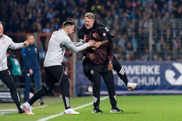 Trainer Daniel Thioune (Fortuna Duesseldorf) Schlussjubel, jubelt nach dem 0:1 Sieg waehrend des spiels der 2. Bundesliga zwischen VfL Bochum und Fortuna Duesseldorf, Vonovia Ruhrstadion am 27. September 2025 in Bochum, Deutschland. (Foto von Max Maiwald DeFodi Images) +++ Trainer Daniel Thioune (Fortuna Duesseldorf) celebrate after winning during the 2. Bundesliga match between VfL Bochum and Fortuna Duesseldorf at Vonovia Ruhrstadion on September 27, 2025 in Bochum, Germany. (Photo by Max Maiwald DeFodi Images) DFB DFL REGULATIONS PROHIBIT ANY USE OF PHOTOGRAPHS AS IMAGE SEQUENCES AND OR QUASI-VIDEO. (Photo by Max Maiwald DeFodi Images) Coach Daniel Thioune Fortuna Duesseldorf final cheer, celebrates after winning 0 1 during the 2 Bundesliga match between VfL Bochum and Fortuna Duesseldorf, Vonovia Ruhrstadion on September 27, 2025 in Bochum, Germany Photo by Max Maiwald DeFodi Images Coach Daniel Thioune Fortuna Duesseldorf celebrate after winning during the 2 Bundesliga match between VfL Bochum and Fortuna Duesseldorf at Vonovia Ruhrstadion on September 27, 2025 in Bochum, Germany Photo by Max Maiwald DeFodi Images DFB DFL REGULATIONS PROHIBIT ANY USE OF PHOTOGRAPHS AS IMAGE SEQUENCES AND OR QUASI VIDEO Photo by Max Maiwald DeFodi Images
