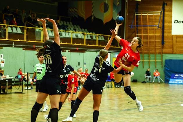 Handball I Frauen I Saison 2025 2026 I 3.Liga Nord I 3 Spieltag I SV Henstedt-Ulzburg - TV Hannover-Badenstedt I 27.09.2025 Jana Schmütz (56, SV Henstedt-Ulzburg) Tara Richter (7, SV Henstedt-Ulzburg) Jule-Marie Jördens (41, TV Hannover-Badenstedt) Copyright: xLobeca RalfxHomburgx