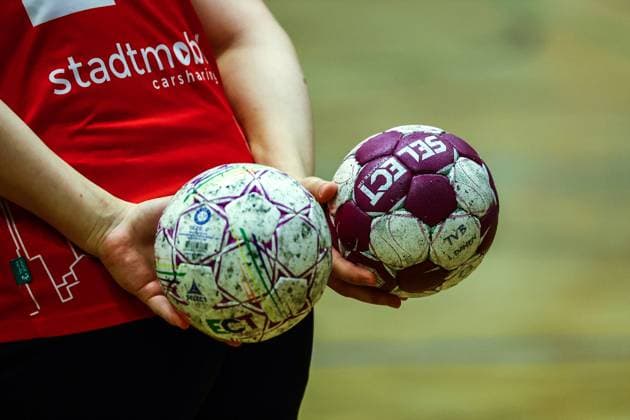 Handball I Frauen I Saison 2025 2026 I 3.Liga Nord I 3 Spieltag I SV Henstedt-Ulzburg - TV Hannover-Badenstedt I 27.09.2025 Handbälle in der Hand Copyright: xLobeca RalfxHomburgx