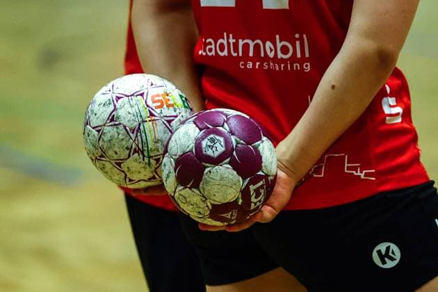 Handball I Frauen I Saison 2025 2026 I 3.Liga Nord I 3 Spieltag I SV Henstedt-Ulzburg - TV Hannover-Badenstedt I 27.09.2025 Zwei Handbälle Copyright: xLobeca RalfxHomburgx