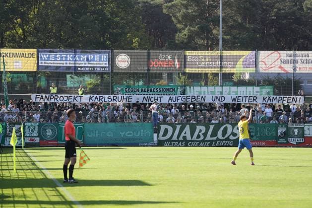 27.09.2025, xtgx, Fussball Regionalliga Nordost, FSV 63 Luckenwalde - BSG Chemie Leipzig emspor, v.l. Symbolfoto, Symbolfoto Fans, Zuschauer, Publikum, Tribuene Gästefans Banner Spruchband Fanprojekt Karlsruhe, Karlsruher SC, KSC (DFL DFB REGULATIONS PROHIBIT ANY USE OF PHOTOGRAPHS as IMAGE SEQUENCES and or QUASI-VIDEO) Luckenwalde