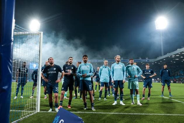 27.09.2025, 2. Bundesliga, 7. Spieltag, VfL Bochum 1848 - Fortuna Düsseldorf, Die Spieler des VfL Bochum gehen in die Fankurve und werden ausgepfiffen, Bochum Vonovia Ruhrstadion NRW Deutschland xRHR-FOTO DEx