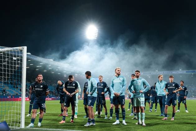 27.09.2025, 2. Bundesliga, 7. Spieltag, VfL Bochum 1848 - Fortuna Düsseldorf, Die Spieler des VfL Bochum gehen in die Fankurve und werden ausgepfiffen, Bochum Vonovia Ruhrstadion NRW Deutschland xRHR-FOTO DEx