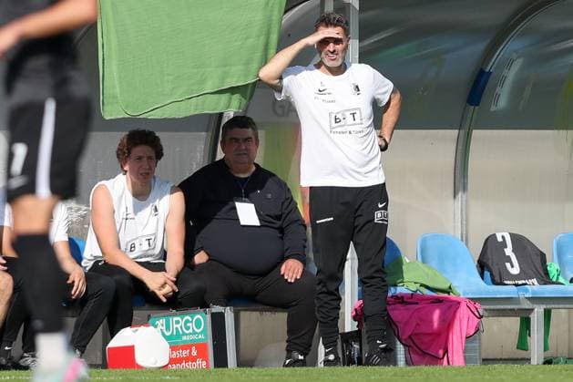 27.09.2025, xtgx, Fussball Regionalliga Nordost, FSV 63 Luckenwalde - BSG Chemie Leipzig emspor, v.l. Uwe Thomas (Chemie), Adrian Alipour (Chemie Leipzig, Trainer) (DFL DFB REGULATIONS PROHIBIT ANY USE OF PHOTOGRAPHS as IMAGE SEQUENCES and or QUASI-VIDEO) Luckenwalde