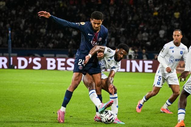 Ligue 1 PSG vs AJ Auxerre - FA Paris Saint-Germain’s midfielder Senny Mayulu fights for the ball during the French L1 football match between Paris Saint-Germain and AJ Auxerre at the Parc des Princes stadium in Paris on September 27, 2025. Photo by Firas Abdullah ABACAPRESS.COM Paris Île-de-France France  Copyright: xAbdullahxFiras ABACAx