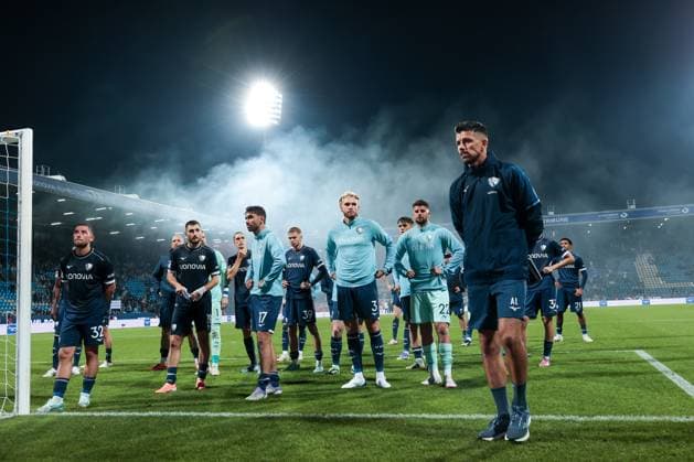 27.09.2025, 2. Bundesliga, 7. Spieltag, VfL Bochum 1848 - Fortuna Düsseldorf, Co-Trainer Anthony Losilla (VfL Bochum 1848) stellt sich den Fans, Bochum Vonovia Ruhrstadion NRW Deutschland xRHR-FOTO DEx