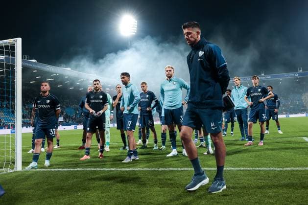 27.09.2025, 2. Bundesliga, 7. Spieltag, VfL Bochum 1848 - Fortuna Düsseldorf, Co-Trainer Anthony Losilla (VfL Bochum 1848) stellt sich den Fans, Bochum Vonovia Ruhrstadion NRW Deutschland xRHR-FOTO DEx