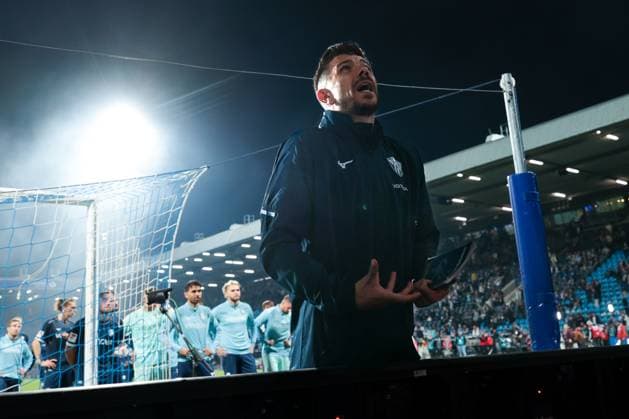 27.09.2025, 2. Bundesliga, 7. Spieltag, VfL Bochum 1848 - Fortuna Düsseldorf, Co-Trainer Anthony Losilla (VfL Bochum 1848) stellt sich den Fans, Bochum Vonovia Ruhrstadion NRW Deutschland xRHR-FOTO DEx