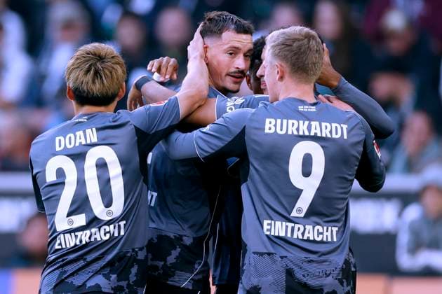 KOCH Robin Kapitaen Eintracht Frankfurt Jubel um Torschuetzen Koch nach seinem ersten Tor DFL Bundesliga Saison 2025-2026 Spiel Borussia Moenchengladbach - Frankfurt 4 : 6 am 27. 09. 2025 in Moenchengladbach DFL REGULATIONS PROHIBIT ANY USE OF PHOTOGRAPHS as IMAGE SEQUENCES and or QUASI-VIDEO Copyright: xLacixPerenyix