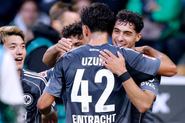 UZUN Can Team Eintracht Frankfurt jubelt nach seinem Tor mit CHAIBI Fares DFL Bundesliga Saison 2025-2026 Spiel Borussia Moenchengladbach - Frankfurt 4 : 6 am 27. 09. 2025 in Moenchengladbach DFL REGULATIONS PROHIBIT ANY USE OF PHOTOGRAPHS as IMAGE SEQUENCES and or QUASI-VIDEO Copyright: xLacixPerenyix