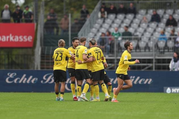 27.09.2025, xjcx, Herren, Fussball, Saison 2025 2026, 3. Liga, 8. Spieltag: 1. FC Schweinfurt 1905 - TSV Alemannia Aachen Alemannia Aachen bejubelt das 1:1 durch Lukas Scepanik ( 7, Alemannia Aachen), DFL DFB regulations prohibit using photographs as image sequences or quasi-video Schweinfurt Sachs-Stadion Bayern Deutschland