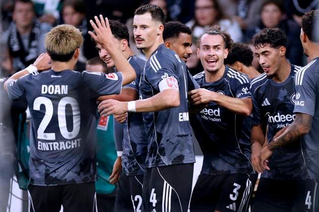 UZUN Can Team Eintracht Frankfurt jubelt nach seinem Tor mit KOCH Robin mit THEATE DFL Bundesliga Saison 2025-2026 Spiel Borussia Moenchengladbach - Frankfurt 4 : 6 am 27. 09. 2025 in Moenchengladbach DFL REGULATIONS PROHIBIT ANY USE OF PHOTOGRAPHS as IMAGE SEQUENCES and or QUASI-VIDEO Copyright: xLacixPerenyix