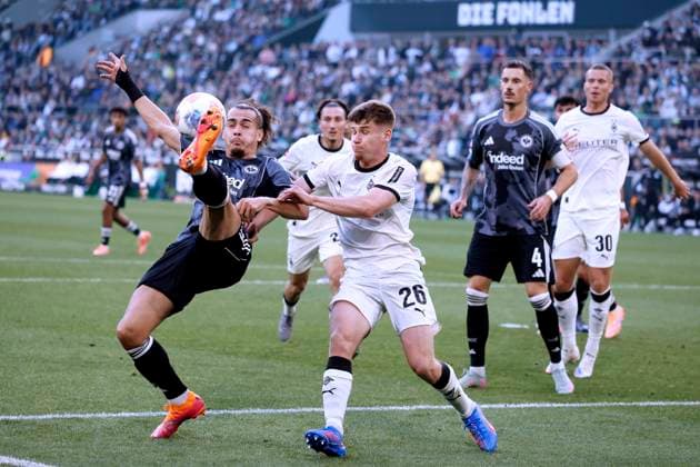 THEATE Arthur Eintracht Frankfurt mit ULLRICH Lukas DFL Bundesliga Saison 2025-2026 Spiel Borussia Moenchengladbach - Frankfurt 4 : 6 am 27. 09. 2025 in Moenchengladbach DFL REGULATIONS PROHIBIT ANY USE OF PHOTOGRAPHS as IMAGE SEQUENCES and or QUASI-VIDEO Copyright: xLacixPerenyix