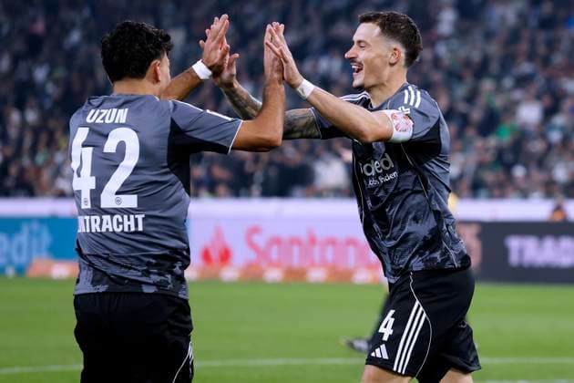 KOCH Robin Kapitaen Team Eintracht Frankfurt jubelt nach seinem zweiten Tor zum 0 : 6 mit UZUN Can DFL Bundesliga Saison 2025-2026 Spiel Borussia Moenchengladbach - Frankfurt 4 : 6 am 27. 09. 2025 in Moenchengladbach DFL REGULATIONS PROHIBIT ANY USE OF PHOTOGRAPHS as IMAGE SEQUENCES and or QUASI-VIDEO Copyright: xLacixPerenyix