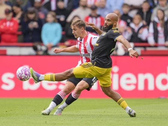 Brentford, London, England, September 27, 2025: Brentford s Yehor Yarmolyuk (left) crosses the ball despite the attentions of Manchester United, ManU s Bryan Mbeumo (right) during the Premier League match between Brentford F.C. and Manchester United F.C. at the Gtech Community Stadium in Brentford, London, England. (Photo by David Horton Sports Press Photo) Copyright: xDavidxHorton SportsxPressxPhotox Sportspressphoto_SPR33579
