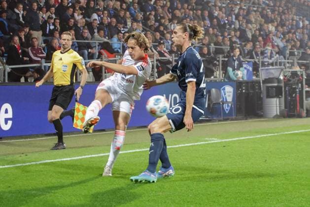 27.09.2025, xgrfx, Fussball 2.Bundesliga, VfL Bochum - Fortuna Duesseldorf v.l. Valgeir Fridriksson (Fortuna Düsseldorf), Noah Loosil (VfL Bochum) (DFL DFB REGULATIONS PROHIBIT ANY USE OF PHOTOGRAPHS as IMAGE SEQUENCES and or QUASI-VIDEO) Bochum