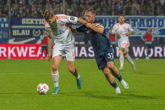 27.09.2025, xgrfx, Fussball 2.Bundesliga, VfL Bochum - Fortuna Duesseldorf v.l. Cedric Itten (Fortuna Düsseldorf), Maximilian Wittek (VfL Bochum) (DFL DFB REGULATIONS PROHIBIT ANY USE OF PHOTOGRAPHS as IMAGE SEQUENCES and or QUASI-VIDEO) Bochum