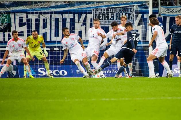 27.09.2025, xgrfx, Fussball 2.Bundesliga, VfL Bochum - Fortuna Duesseldorf v.l. Matthias Zimmermann, Jordy des Wijs (Fortuna Düsseldorf), Benjamin Lenz (VfL Bochum) (DFL DFB REGULATIONS PROHIBIT ANY USE OF PHOTOGRAPHS as IMAGE SEQUENCES and or QUASI-VIDEO) Bochum
