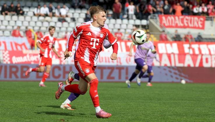 27.09.2025, xfsx, Herren, Fussball, Saison 2025 2026, Regionalliga Bayern, 11. Spieltag: FC Bayern Muenchen II - FC Wuerzburger Kickers v.li.: Lennart Karl (FC Bayern Muenchen II), Freisteller, Einzelbild, Aktion Muenchen Stadion an der Gruenwalder Strasse Bayern Deutschland