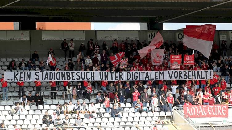 27.09.2025, xfsx, Herren, Fussball, Saison 2025 2026, Regionalliga Bayern, 11. Spieltag: FC Bayern Muenchen II - FC Wuerzburger Kickers v.li.: Fans des FC Bayern Muenchen II halten ein Spruchband mit der Aufschrift: ...KEIN STADIONBESUCH UNTER DIGITALEM VORBEHALT hoch Muenchen Stadion an der Gruenwalder Strasse Bayern Deutschland