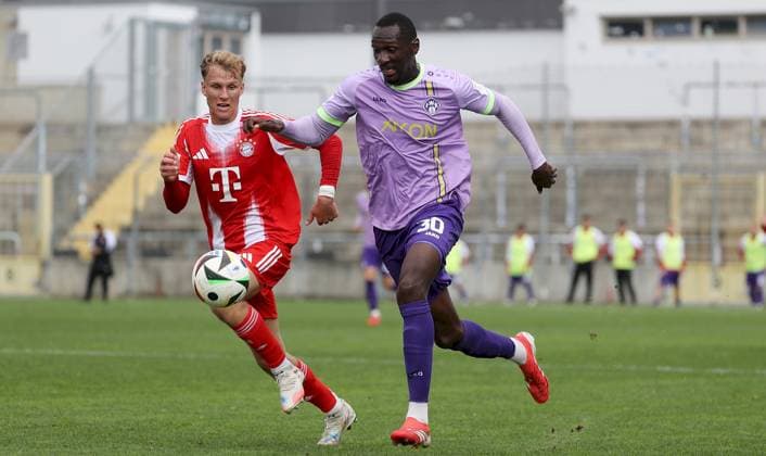 27.09.2025, xfsx, Herren, Fussball, Saison 2025 2026, Regionalliga Bayern, 11. Spieltag: FC Bayern Muenchen II - FC Wuerzburger Kickers v.li.: Kurt Rueger (FC Bayern Muenchen II), Tarsis Bonga (FC Wuerzburger Kickers) Muenchen Stadion an der Gruenwalder Strasse Bayern Deutschland