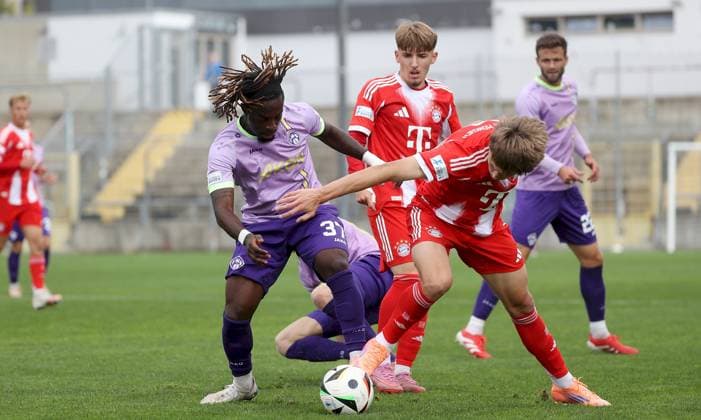 27.09.2025, xfsx, Herren, Fussball, Saison 2025 2026, Regionalliga Bayern, 11. Spieltag: FC Bayern Muenchen II - FC Wuerzburger Kickers v.li.: Eliot Muteba (FC Wuerzburger Kickers), Magnus Dalpiaz (FC Bayern Muenchen II), Jussef Nasrawe (FC Bayern Muenchen II), Daniel Haegele (FC Wuerzburger Kickers) Muenchen Stadion an der Gruenwalder Strasse Bayern Deutschland