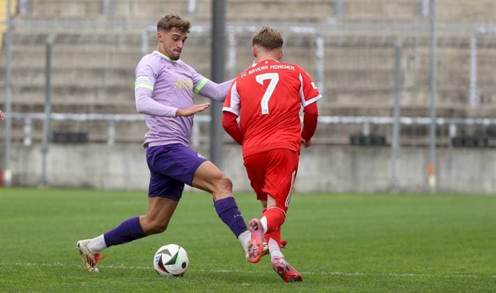 27.09.2025, xfsx, Herren, Fussball, Saison 2025 2026, Regionalliga Bayern, 11. Spieltag: FC Bayern Muenchen II - FC Wuerzburger Kickers v.li.: Marius Uhl (FC Wuerzburger Kickers), Lennart Karl (FC Bayern Muenchen II) Muenchen Stadion an der Gruenwalder Strasse Bayern Deutschland