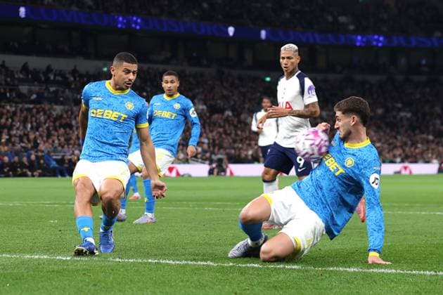 Tottenham Hotspur v Wolverhampton Wanderers 27 September 2025 London - Premier League Football - Tottenham Hotspur v Wolverhampton Wanderers - Andre of Wolverhampton Wanderers clears the ball against the chest of teammate Santiago Bueno - (Photo by Mark Leech). London UK Copyright: xMarkxLeechxOffside
