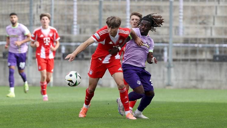 27.09.2025, xfsx, Herren, Fussball, Saison 2025 2026, Regionalliga Bayern, 11. Spieltag: FC Bayern Muenchen II - FC Wuerzburger Kickers v.li.: Magnus Dalpiaz (FC Bayern Muenchen II), Eliot Muteba (FC Wuerzburger Kickers) Muenchen Stadion an der Gruenwalder Strasse Bayern Deutschland