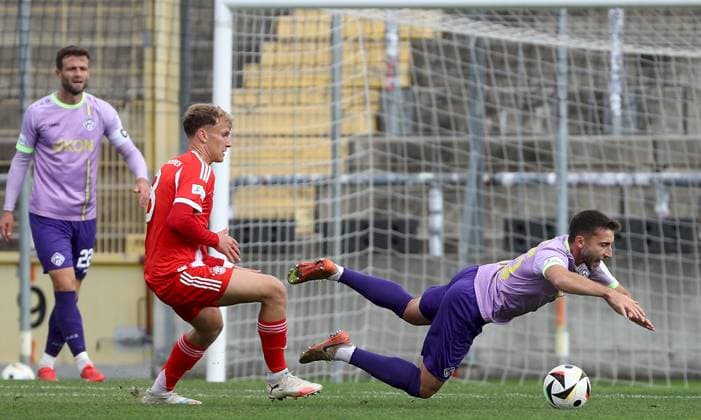 27.09.2025, xfsx, Herren, Fussball, Saison 2025 2026, Regionalliga Bayern, 11. Spieltag: FC Bayern Muenchen II - FC Wuerzburger Kickers v.li.: Daniel Haegele (FC Wuerzburger Kickers), Kurt Rueger (FC Bayern Muenchen II), Dominik Meisel (FC Wuerzburger Kickers) Muenchen Stadion an der Gruenwalder Strasse Bayern Deutschland