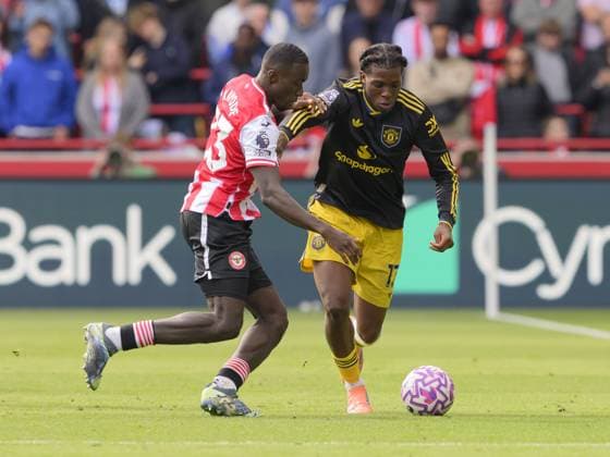 Brentford, London, England, September 27, 2025:Brentford s Michael Kayode (left) battles with Manchester United, ManU s Patrick Dorgu (right) during the Premier League match between Brentford F.C. and Manchester United F.C. at the Gtech Community Stadium in Brentford, London, England. (Photo by David Horton Sports Press Photo) Copyright: xDavidxHorton SportsxPressxPhotox Sportspressphoto_SPR33591